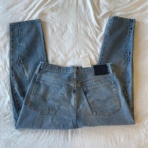 NWT LEVIS EMBROIDERED CROPPED JEANS